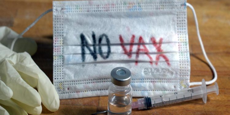 Da Bassetti a Ricciardi, esperti nel mirino di attacchi e minacce no vax