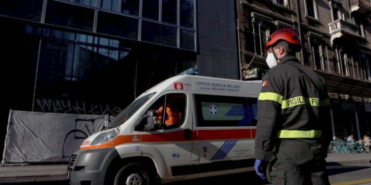 Incidente sul lavoro a Milano, due operai precipitano nel vano ascensore: un morto