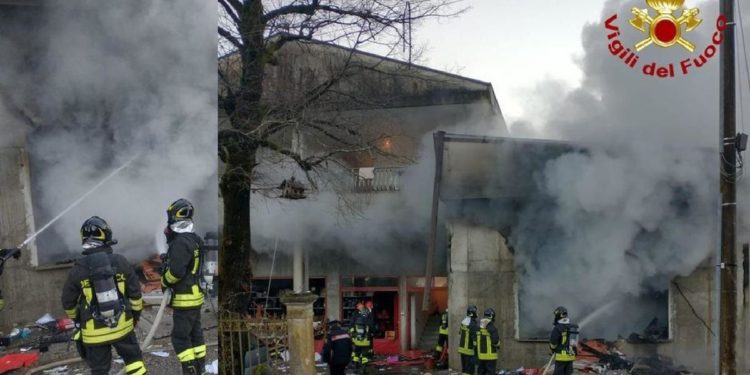 Pordenone, esplosione in attività commerciale: morta una donna