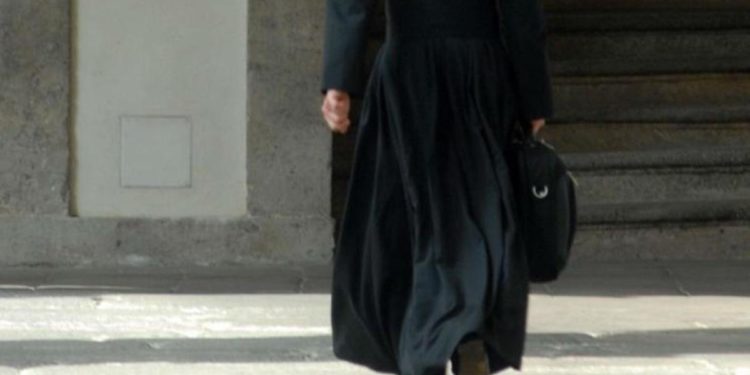 Covid oggi Italia, vescovo Bergamo sospende prete no vax