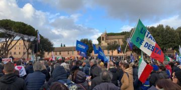 Covid, protesta Roma al Circo Massimo: bandiere e slogan senza mascherine