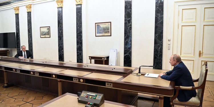 Crisi Ucraina, anche Scholz come Macron: tenuto ‘a distanza’ da Putin