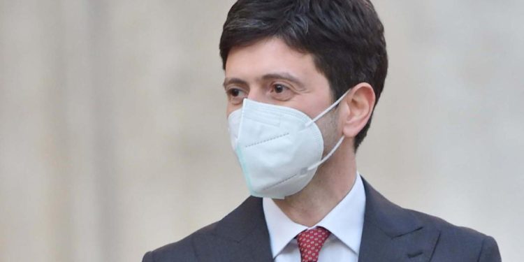 Covid oggi Italia, Speranza: “30% casi in meno ma dati ancora alti”