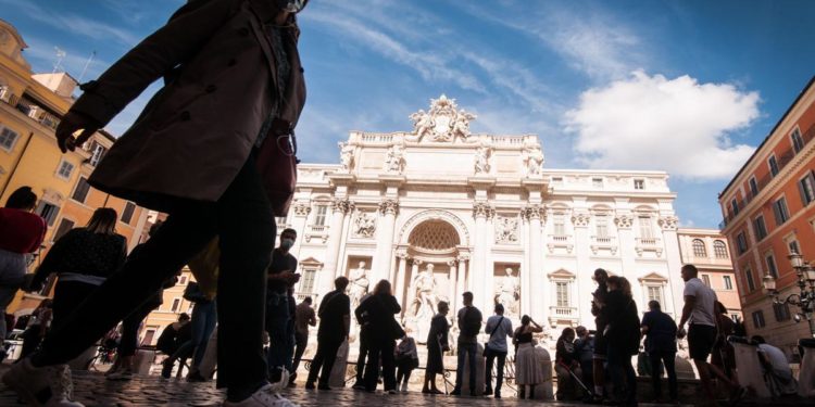 Obbligo mascherine all’aperto, “via da metà febbraio”
