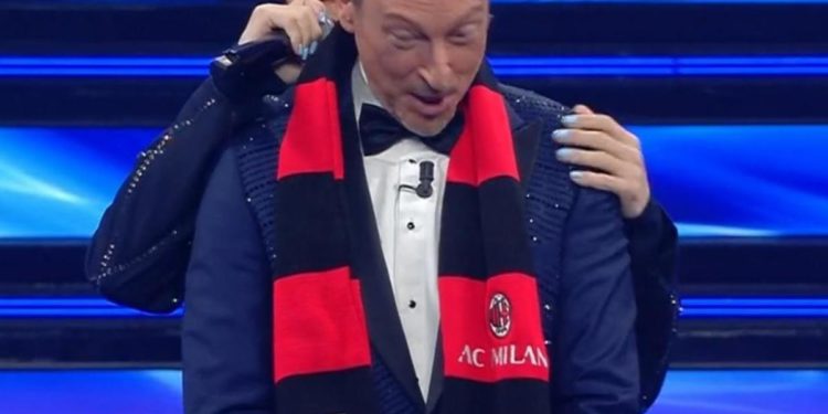 Sanremo 2022, Sangiovanni e il gol a Amadeus: ecco sciarpa Milan
