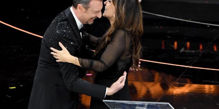 Sanremo 2022, Amadeus: “Ferilli? Nessun nervosismo, solo inciampata in un cavo”