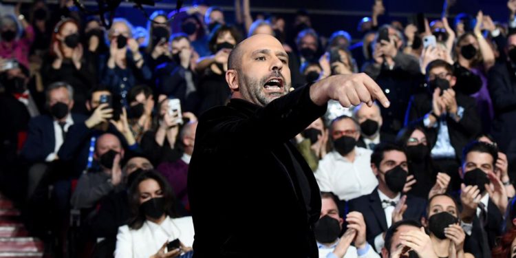 Sanremo 2022, Checco Zalone re della seconda serata