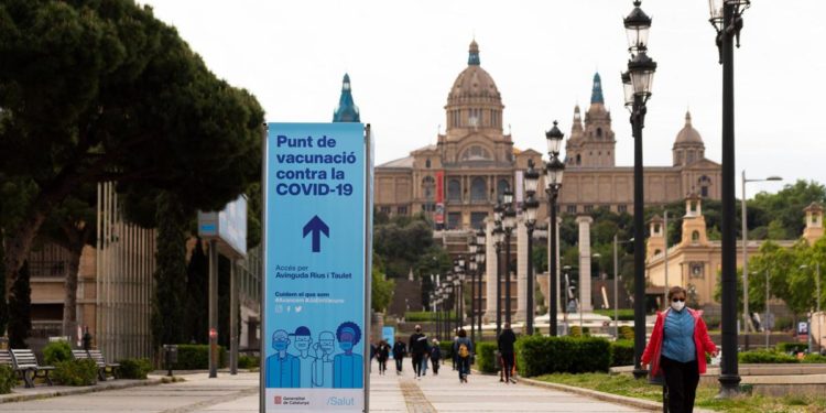 Covid oggi Spagna, stop obbligo mascherina all’aperto dal 10 febbraio