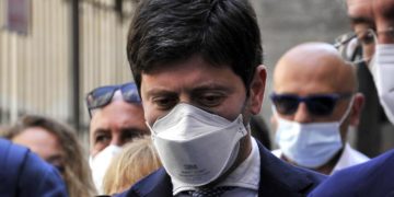 Speranza: “Covid non sparirà il 31 marzo, mascherine al chiuso anche dopo”