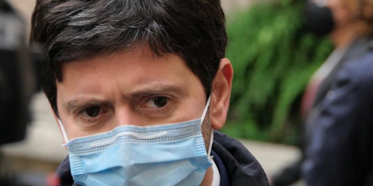 Covid oggi Italia, Speranza: “Fase nuova, ma piedi per terra e prudenza”