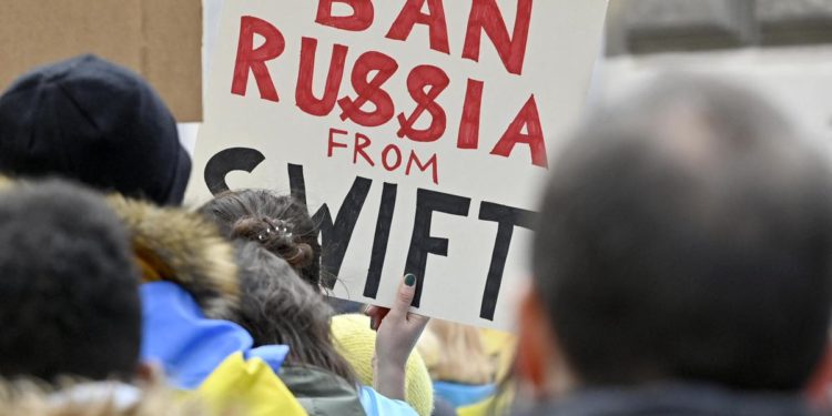 Ucraina-Russia, “alcune banche russe fuori da swift”: intesa Ue-Usa-Gb