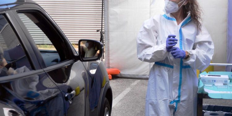 Covid oggi Lazio, 12.131 contagi e 25 morti. A Roma 5.222 casi