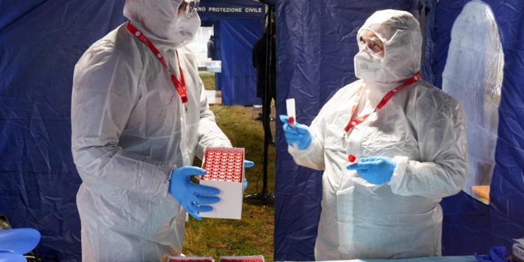 Covid Italia, Brusaferro: “Inversione curva contagi con calo evidente”