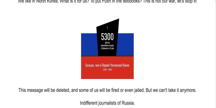 Guerra Ucraina, Anonymous attacca siti media Russia: sulla homepage “Putin ci costringe a mentire”