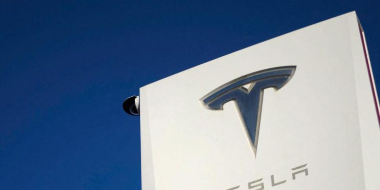 Tesla richiama oltre 817mila veicoli