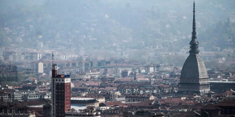 Covid Italia, contagi e ricoveri in calo: 4 Regioni oggi tornano in zona gialla
