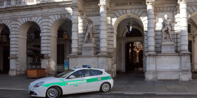 Reddito cittadinanza, truffa milionaria a Torino: 960 indagati