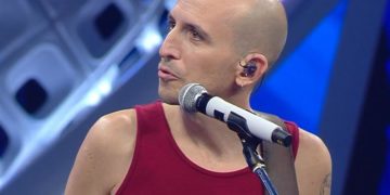 Sanremo 2022, Truppi e la canotta: “Ho sempre cantato vestito così”