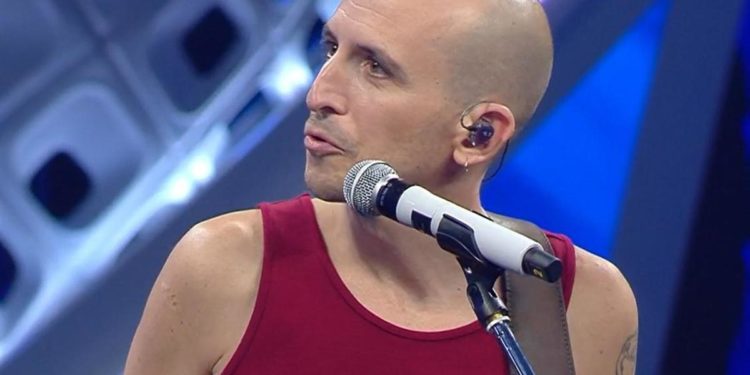 Sanremo 2022, Truppi e la canotta: “Ho sempre cantato vestito così”