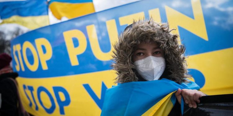 Ucraina, Russia muove uomini e mezzi al confine: immagini satellite