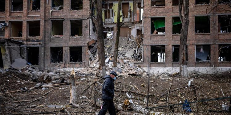 Guerra Ucraina-Russia, esplosioni a Kiev e Kharkiv. Al via oggi negoziati