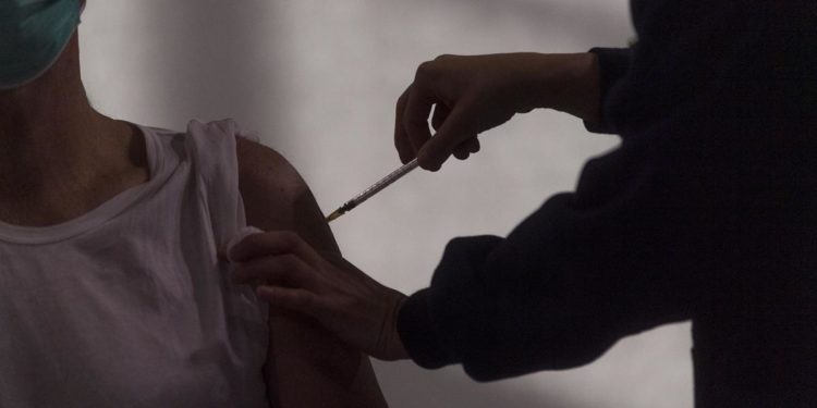 Vaccino Omicron, Ema: “Per ora benefici non significativi”