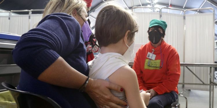 Vaccino covid bambini, pediatri: “Miocardite? Rischio molto più alto con infezione”