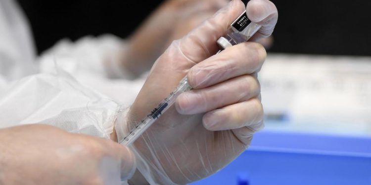 Vaccino covid e quarta dose immunodepressi, ministero: “Al vaglio, ok solo dopo Aifa”