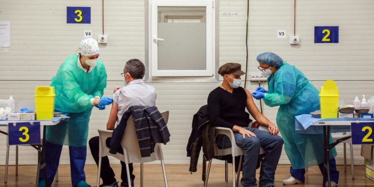 Covid, mortalità senza vaccino 19 volte più alta di chi ha booster