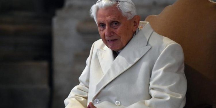 Pedofilia, Ratzinger: “Non sono un bugiardo, il Papa è con me”