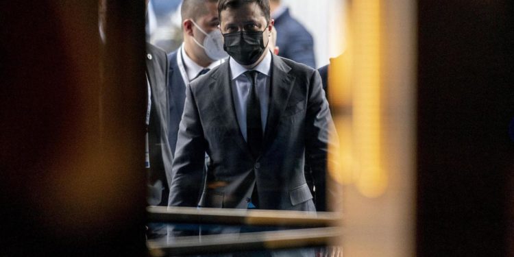 Guerra Ucraina, appello Zelensky a Visa e Mastercard: stop a utenti Russia