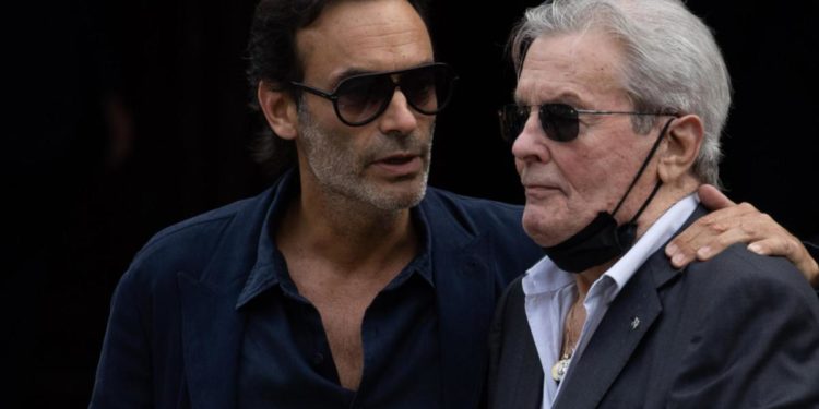 Delon al figlio Anthony: “Se entro in coma, stacca la spina”