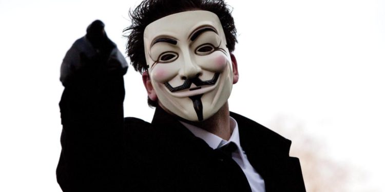 Guerra Ucraina, Anonymous attacca sito Servizi segreti russi