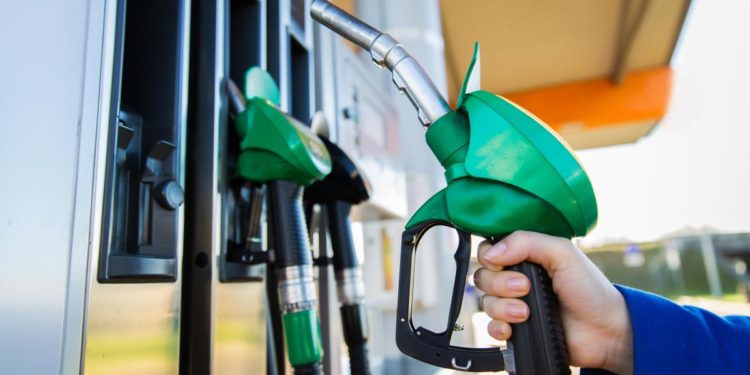 Caro carburanti, in 6 mesi +347 euro a famiglia per benzina e diesel