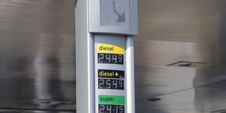 Prezzo benzina e diesel, taglio accise per un mese: bozza decreto