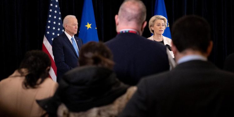 Ucraina, Biden vede von der Leyen: “Russia usa profitti energia per guerra”