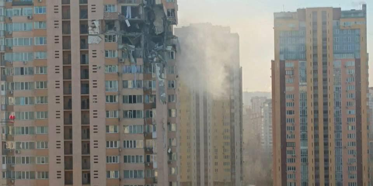 Ucraina, una scuola il primo obiettivo dei missili a Kiev, la direttrice: “Non è un caso”