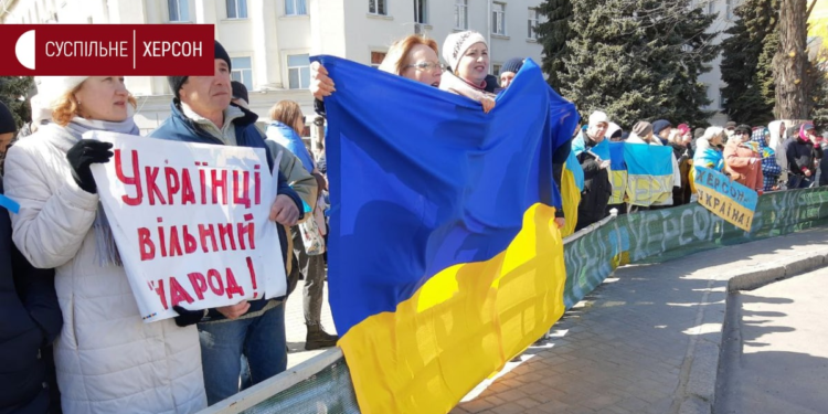 Ucraina: in migliaia a Kherson e Kakhova per Kiev