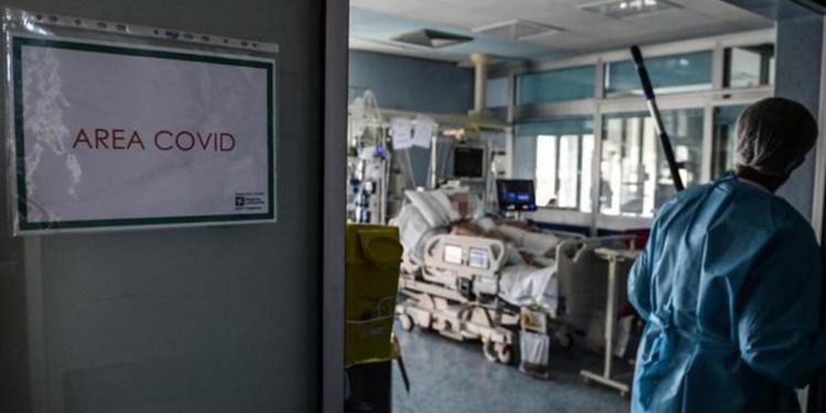 Covid, Ecdc: “Continuerà a premere su sanità. Pandemia? Non è finita”