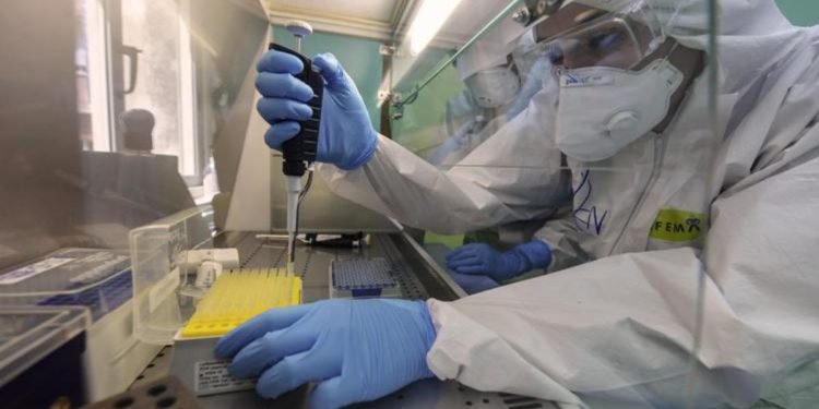 Covid, ipotesi terapia per Hiv prevenga infezione