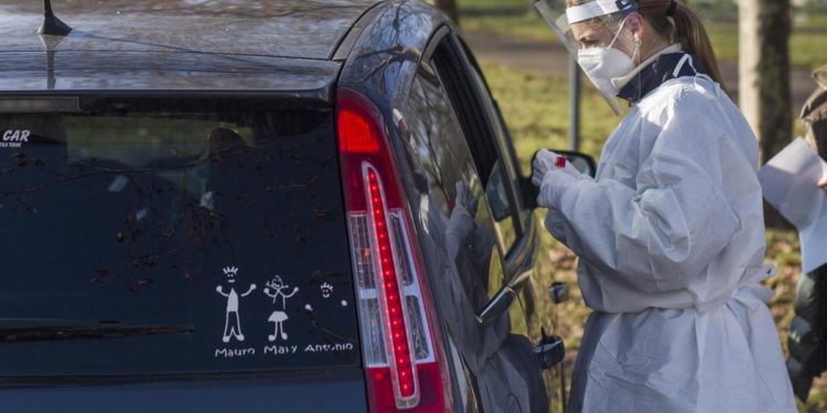 Covid, allarme calo tamponi: “Rischio più contagi, ricoveri e morti”