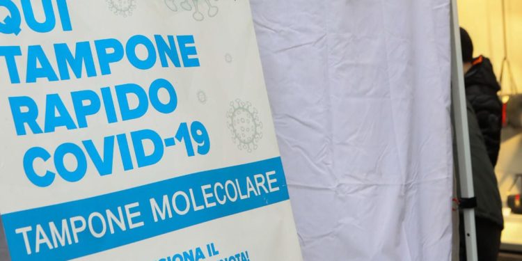 Omicron 2, Crisanti: “Contagiosissima, sintomi seri in fragili e non vaccinati”