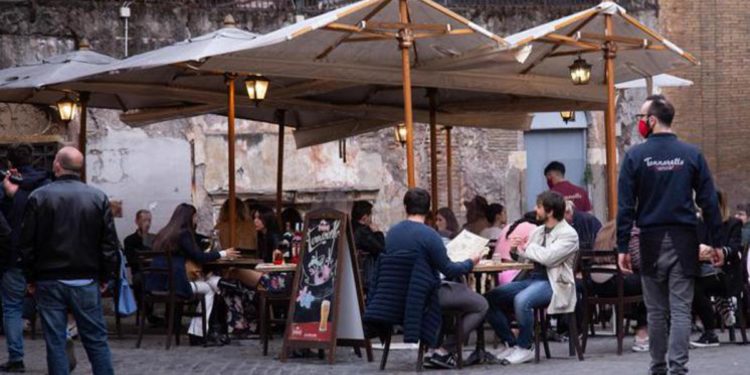 Covid, tutta Italia in zona bianca da domani