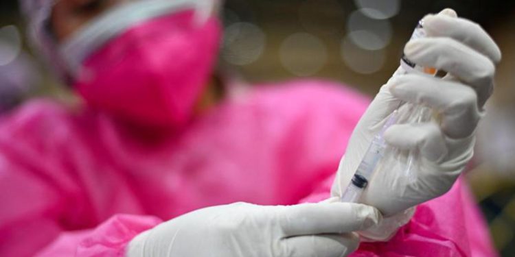 Vaccino covid e ipotesi quarta dose: cosa dicono Pregliasco, Gismondo Viola