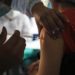 Covid Italia, il pediatra: “Crollo vaccini, mascherina Ffp2 per bambini”