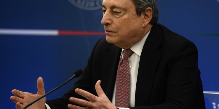 Prezzo benzina e bollette, Draghi: “Misure importanti per conseguenze guerra Ucraina”