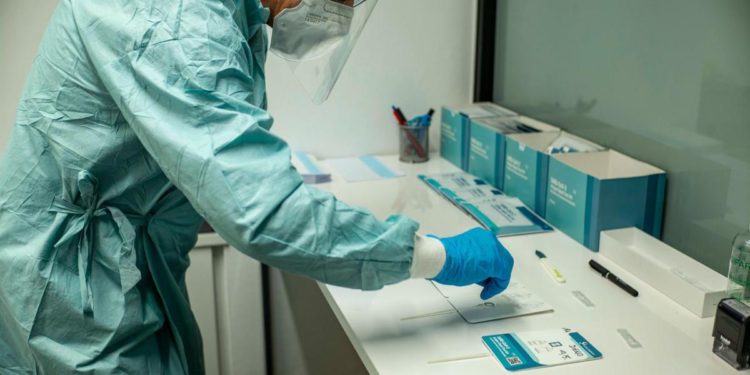 Covid Italia, report: in un mese raddoppiati contagi settimanali