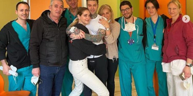 Fedez lascia ospedale dopo operazione per tumore, il messaggio ai medici