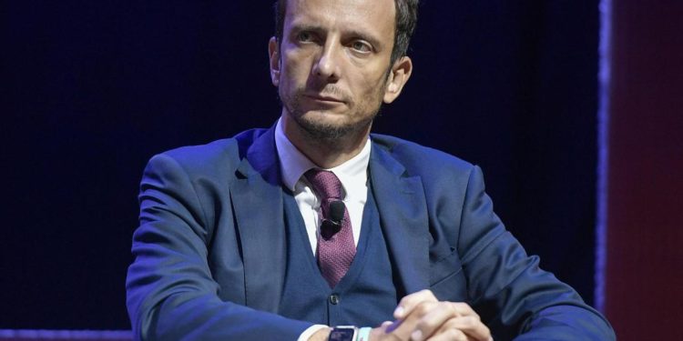 Covid Italia, Regioni a governo: “Via restrizioni entro Pasqua”