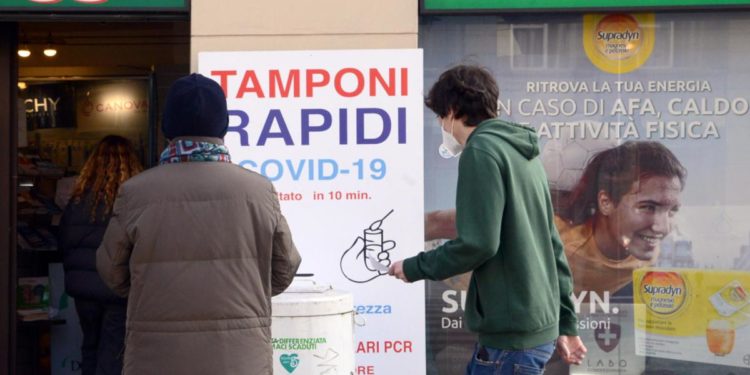 Covid oggi Lombardia, 8.677 contagi e 21 morti. A Milano città 1.338 casi